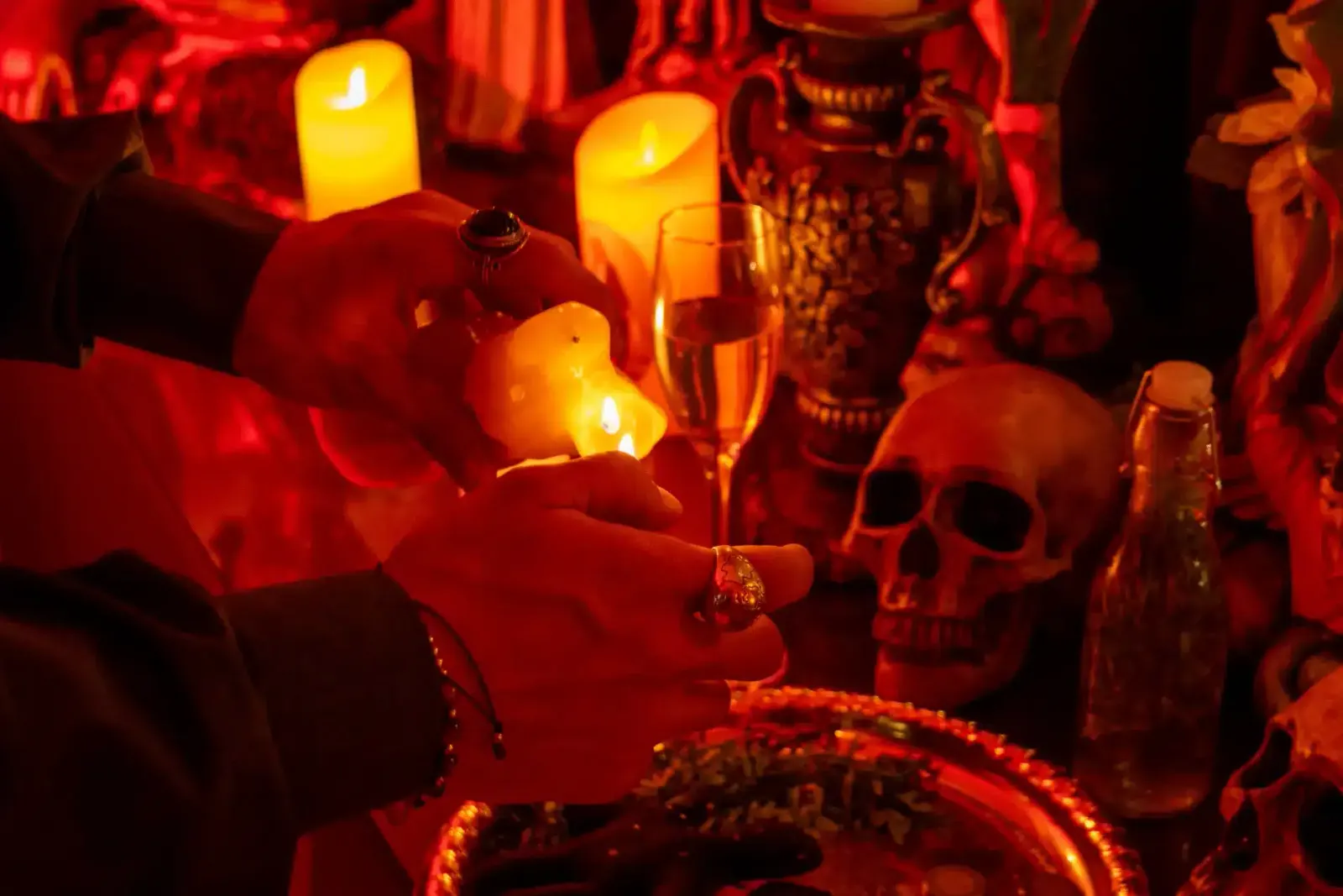 Maestro encendiendo velas durante un ritual en el templo