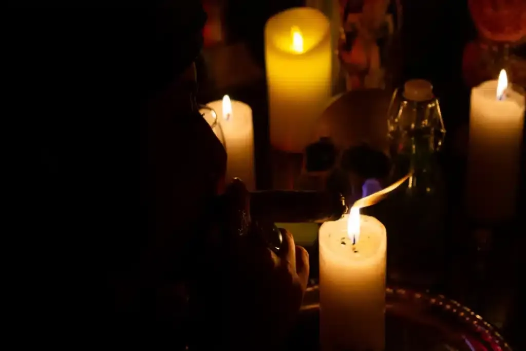 Velas encendidas en la oscuridad del templo